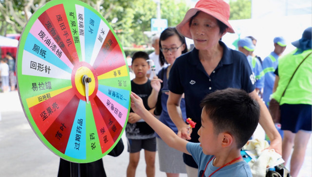 上海举办公益环保集市向居民宣传垃圾分类，传递绿色生活理念