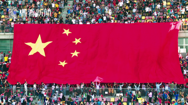 巨幅国旗出现，主看台瞬间成了一片红色海洋