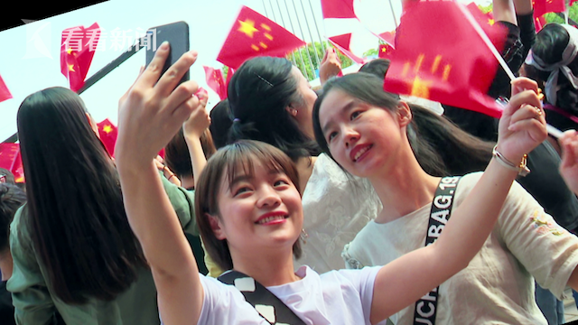 现场观众拿起手机定格最美瞬间