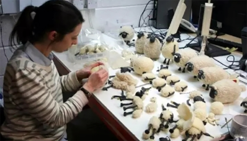 工作人员制作小羊肖恩
