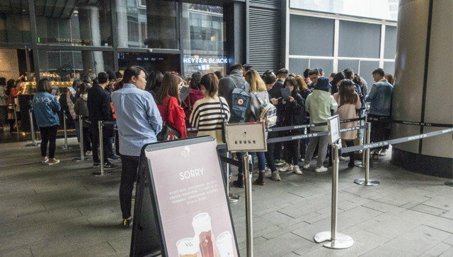 你会为一杯网红奶茶排长队吗？