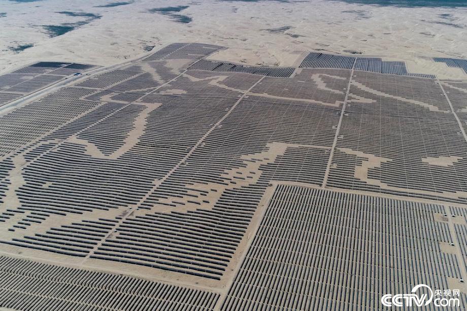 【新时代·幸福美丽新边疆】达拉特光伏发电应用领跑基地：把黄沙变成“黄金”