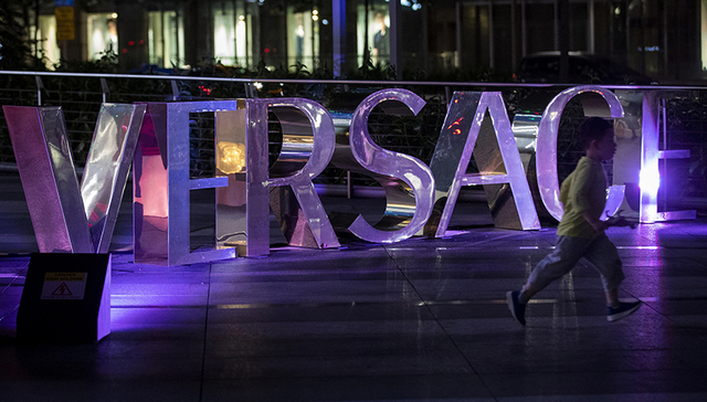 快看｜Versace T恤把港澳列为国家，杨幂凌晨宣布终止代言