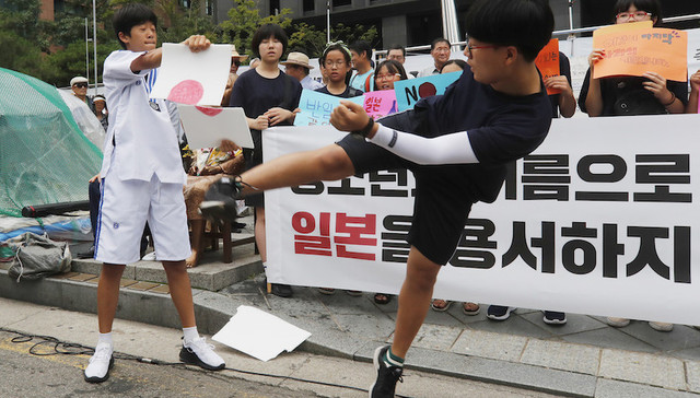 反制来了，韩国政府决定将日本踢出“白名单”9月生效