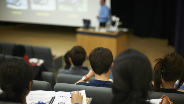 中外合办大学学费再涨，花40万在国内读大学值不值？