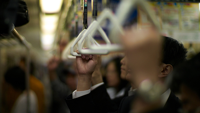 “人味儿”的可怖或可爱：搭地铁的人到底是什么味？