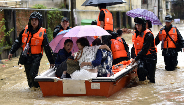 皮划艇世界冠军参与临海救援后说：现场有冲锋舟但没有人会开