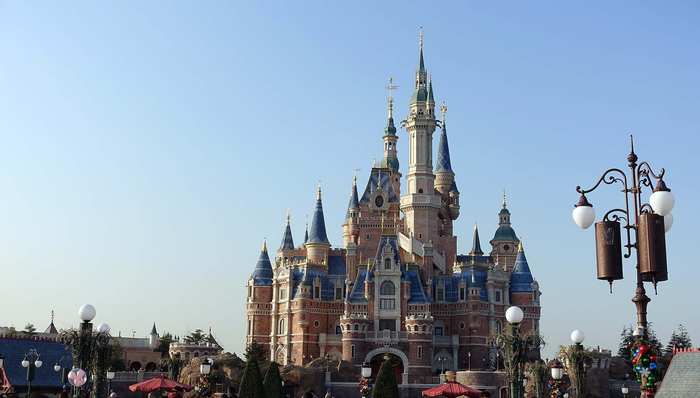 四问上海迪士尼：翻包、“双标”，凭什么？！