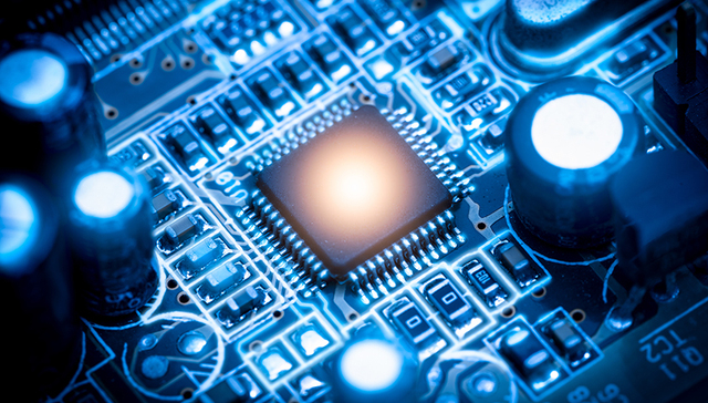 这家国产半导体设备龙头上半年营收增长18.6%，预收款与存货指标创新高