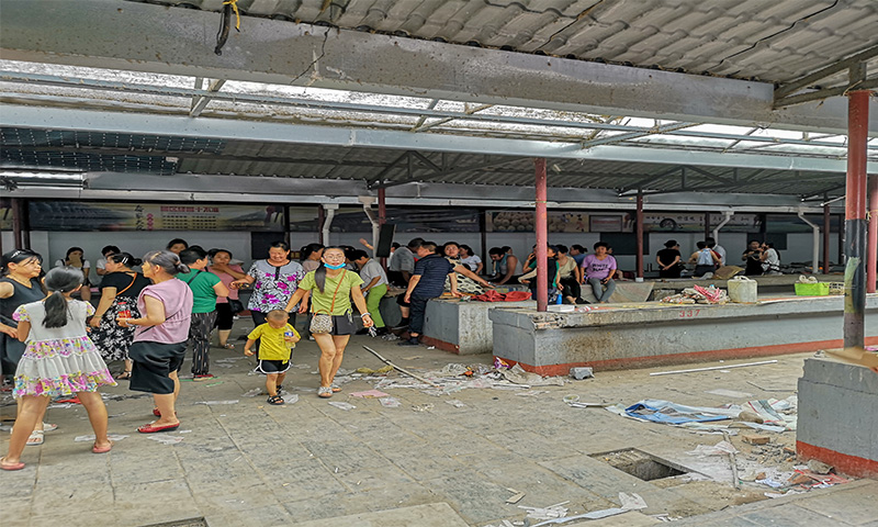 小商品市场被拆除前，乔家堡村村民在市场内商议争取赔偿。拆除前，乔家堡村400多户村民中有200多处在此摆摊为生。摄影：翟星理