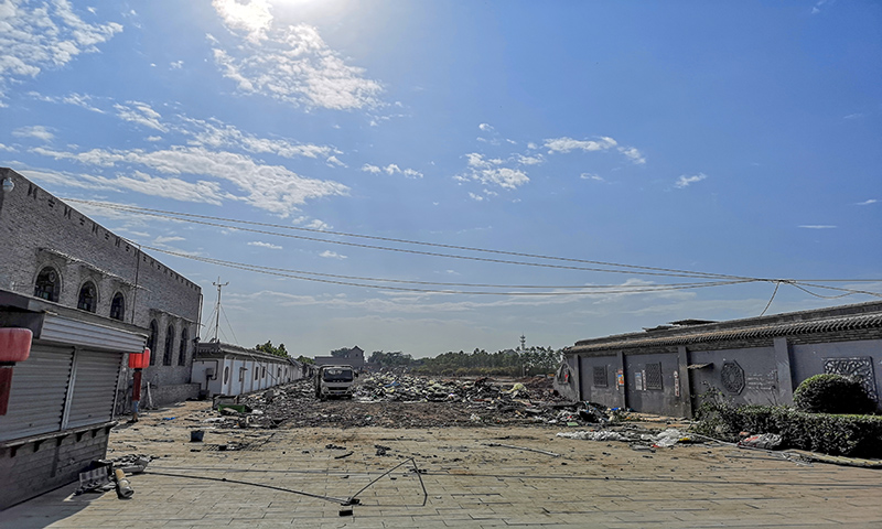 被拆除后的小商品市场。摄影：翟星理