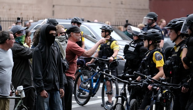 暴力冲突,黑衣,蒙面,警方,波特兰,团体,左翼,反法西斯,Getty,极右翼