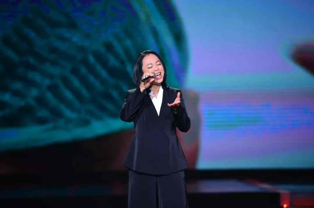 歌曲《轻与重》演唱：黄绮珊