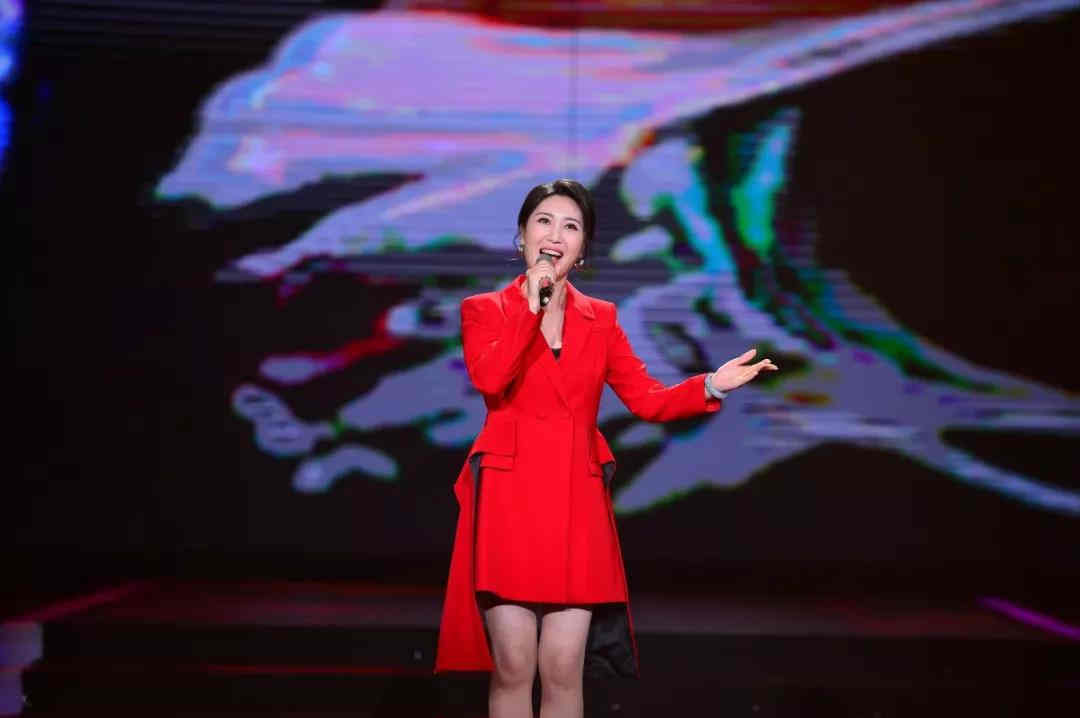 歌曲《闪亮的名字》演唱：伊泓远