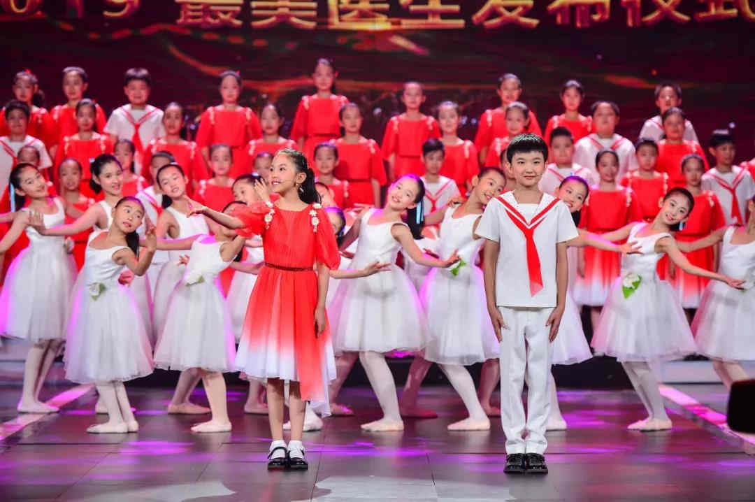 童声合唱《我把健康托付你》表演：银河少年电视艺术团