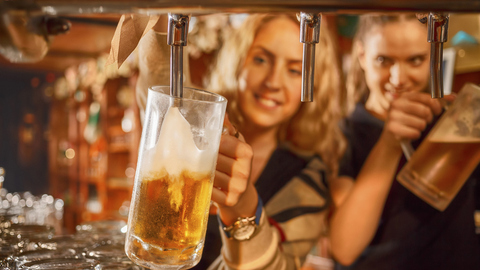 李嘉诚收购英国最大酒吧连锁格林王，醉翁之意不只在酒