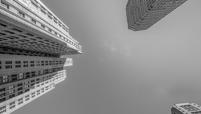 如何掏空一家民营企业？