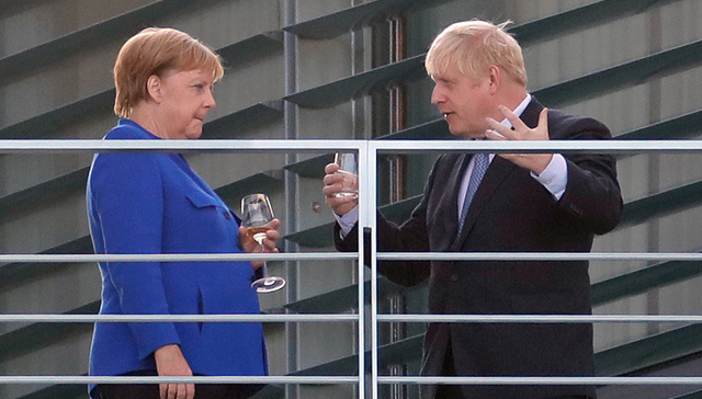 默克尔宽限英首相30天想脱欧新方案，却遭马克龙反对：别想重谈