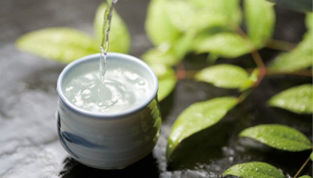 贵州茅台股价突破1100元，分析师认为白酒股未来仍有较大上涨空间