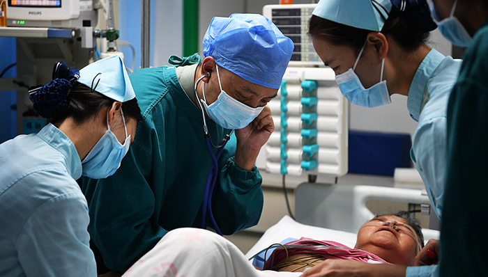 老挝车祸；G7峰会