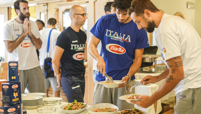 吃好出佳绩，百味来给出征世界杯的意大利男篮送来了厨师