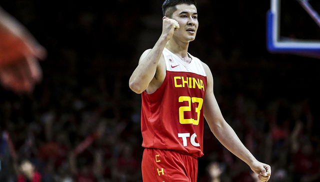 【体育晚报】中国男篮正式返京备战世界杯 24名国足出征马代艾克森在列