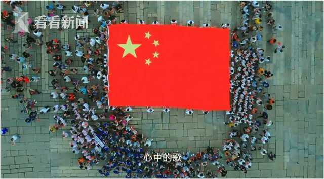 现场红旗飘飘，气氛热烈