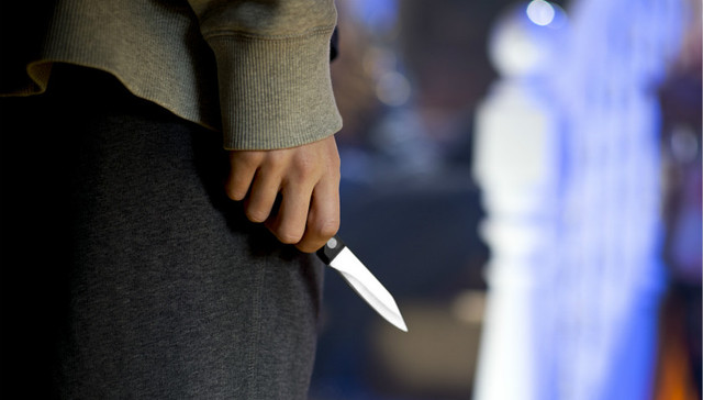 男子持刀砸门遭90后退伍女兵“反杀”，算正当防卫吗？