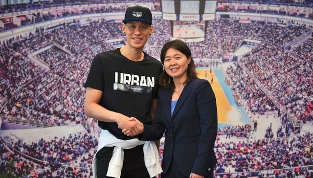 告别9年NBA生涯，林书豪正式加盟北京首钢