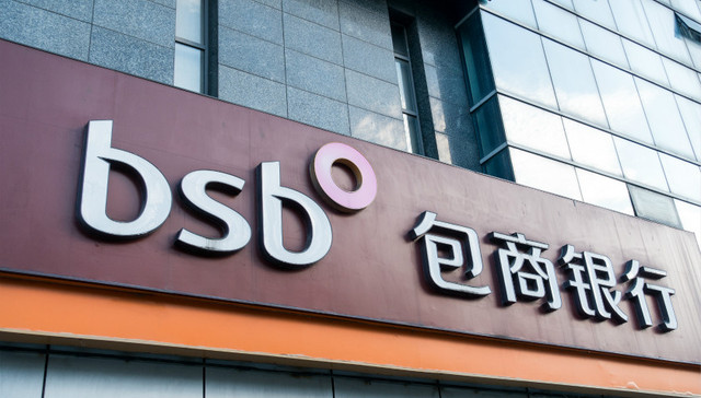 去杠杆的两难：金融部门大幅缩表，实体杠杆仍在上升