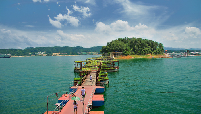 地方新闻精选|杭州千岛湖将实行游客实名制分时预约入园 山西一中学规定带手机就摔或扔水桶