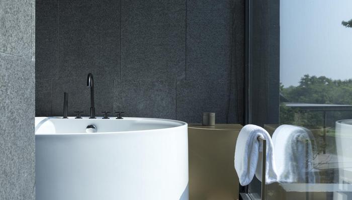 洲际万豪先后发声，酒店备品用小瓶还是大瓶？这事儿不简单