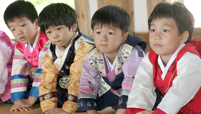 【天下奇闻】韩国婴儿荒持续生育率全球垫底 房子太贵美国年轻人选择啃老