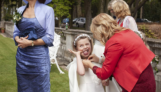 难看的吃相，扑街的伴娘：这些荒诞的画面才是真实的婚礼现场