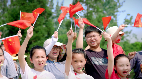 视频｜深情告白伟大祖国，上海崇明东平森林公园千人快闪
