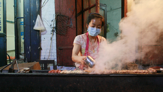 【特写】在东北 ，一个烧烤摊便是一个江湖