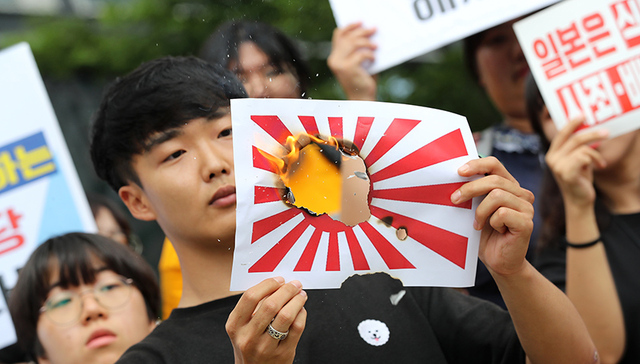 日本允许“旭日旗”进入奥运赛场惹恼韩国，韩方或借机修复与朝鲜关系