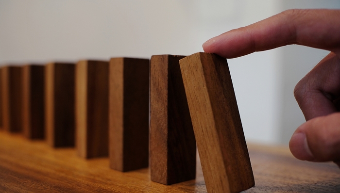 庞大集团被*ST：400亿营收却还不起1700万欠款，更濒临破产退市