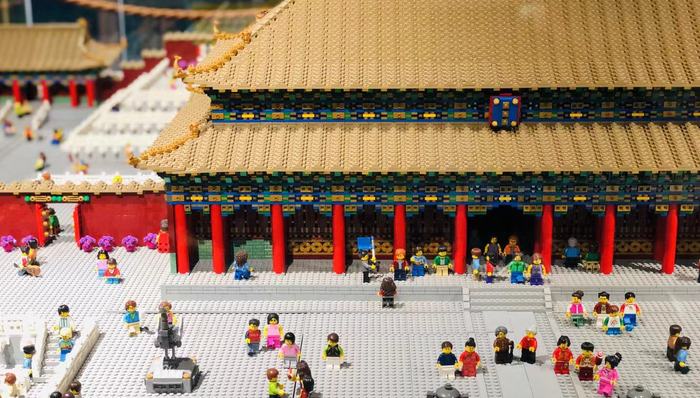 一边搭建乐高，一边赚钱，他就是全世界拥有这样工作的14个人之一 | 100个有趣的灵魂