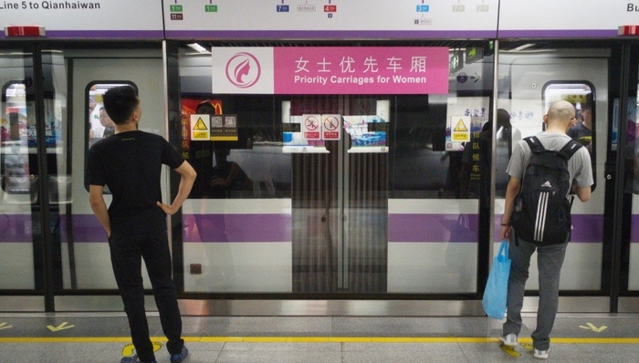 地方新闻精选| 深圳拟规定地铁“女士优先车厢”高峰时限男士乘坐