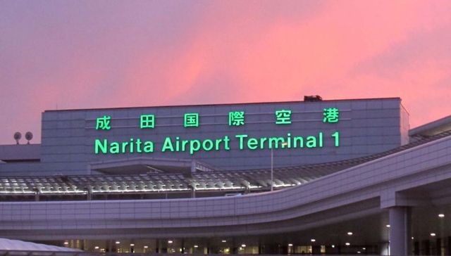 受台风天气影响，大量旅客滞留日本成田机场