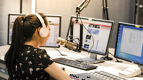 【特写】在直播间过节的老师们：“没有鲜花，我只收到了表情包”