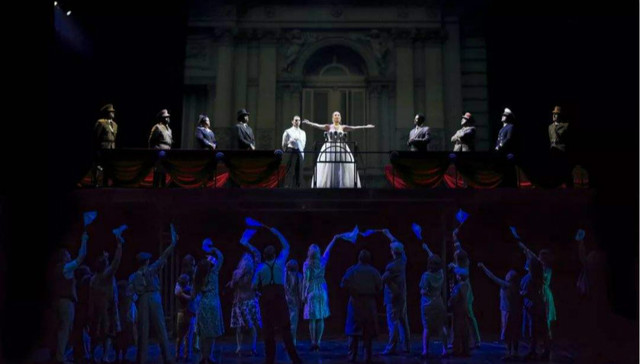 阿根廷为她哭泣：音乐剧《贝隆夫人》如何讲述她的生前身后名？