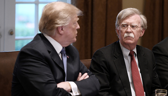 特朗普罢免“鹰派”博尔顿，这回蓬佩奥和伊朗都笑了