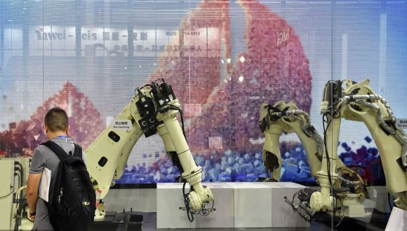 智能物流车、仿人机械手、能手撕的不锈钢，百余款新技术全国首发|中国工博会