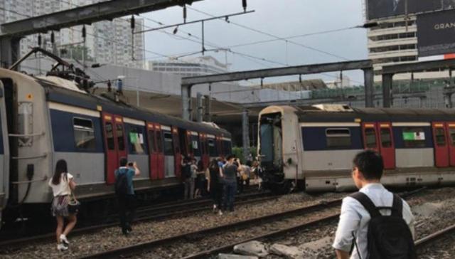 港铁红磡站一列车脱轨，有车门爆开飞脱