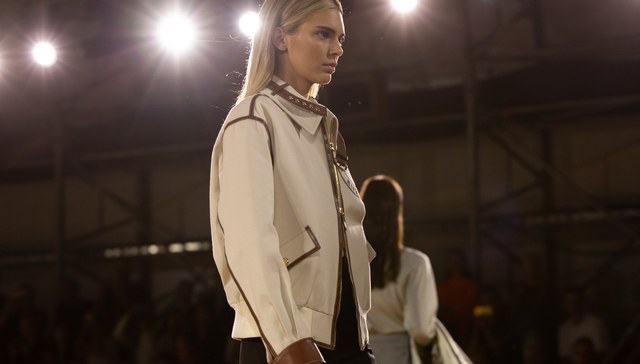 【是日美好事物】Burberry展现灰色的千百种可能，SMASHBOX彩妆飞上太空狂欢