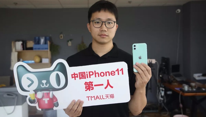 电商平台公布新iPhone销售成绩，供不应求导致苹果连夜补货四次