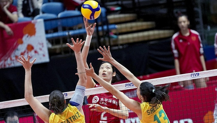 中国女排逆转3-2险胜巴西，世界杯豪取六连胜