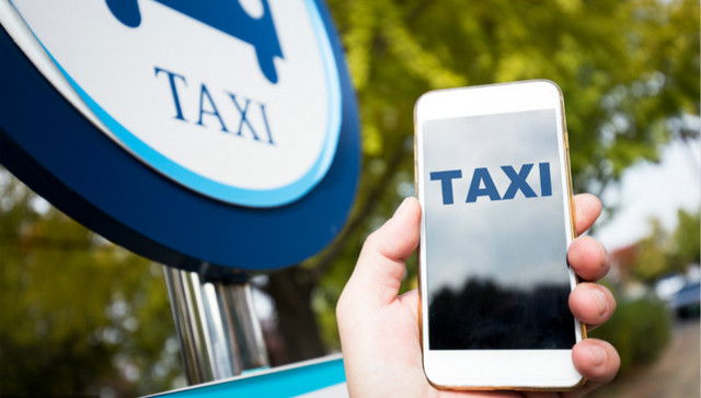 网约车“跑马圈地” 传统出租车路在何方？